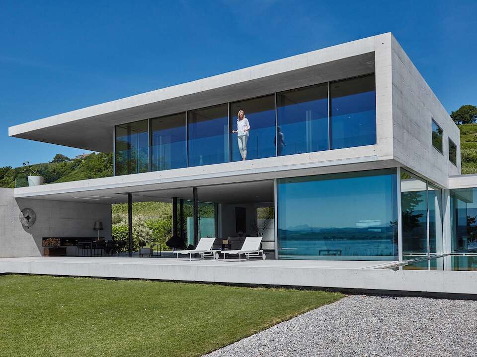 Moderne Villa mit weitläufigen Fensterwänden zum Öffnen